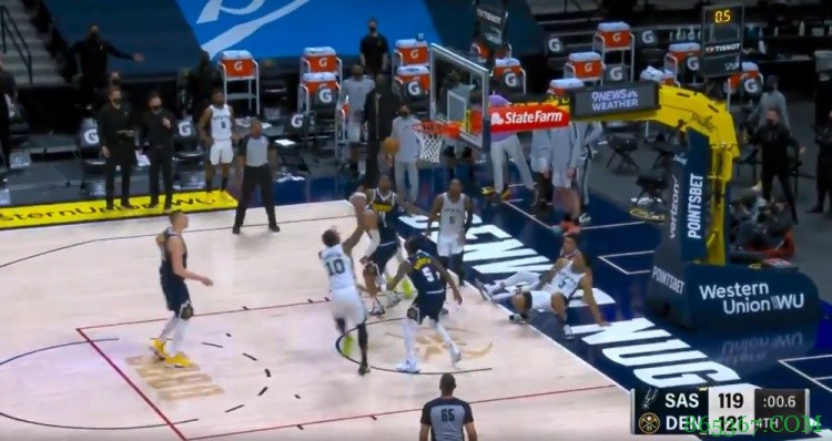 马刺最后时刻乱战失绝平：凯尔登上篮偏出 穆雷、德罗赞补篮不中