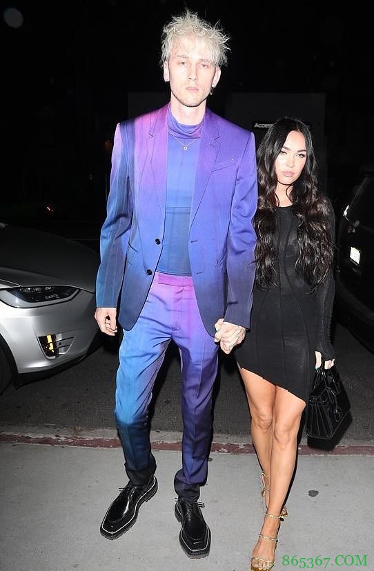 布克昨日赛后与女友詹娜参加轰趴 德雷克&比伯夫妇也在