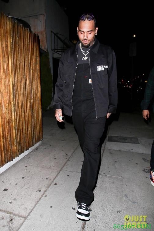 布克昨日赛后与女友詹娜参加轰趴 德雷克&比伯夫妇也在