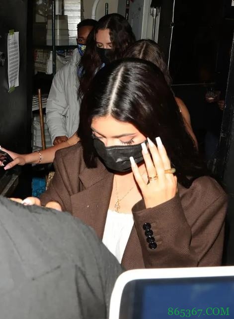 布克昨日赛后与女友詹娜参加轰趴 德雷克&比伯夫妇也在