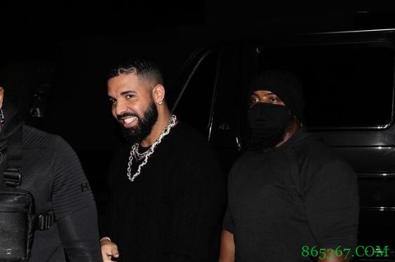 布克昨日赛后与女友詹娜参加轰趴 德雷克&比伯夫妇也在