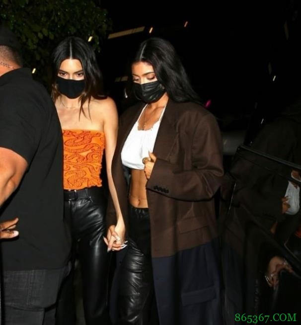 布克昨日赛后与女友詹娜参加轰趴 德雷克&比伯夫妇也在