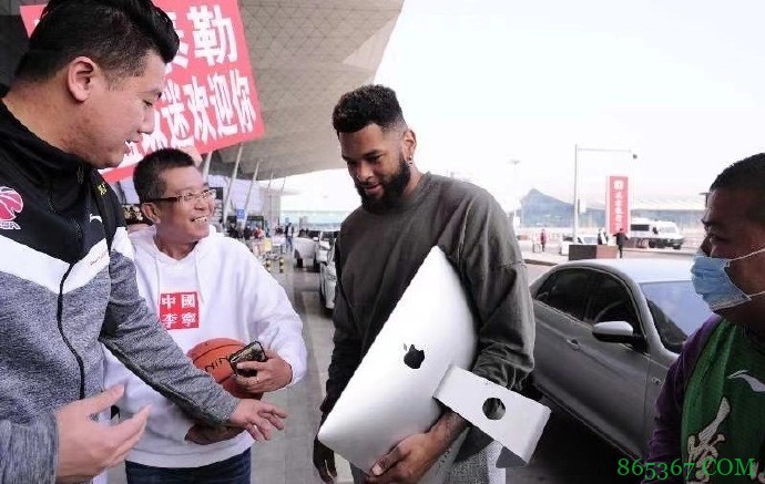 辽篮外援泰勒已抵达赛区！依旧随身携带电脑 原来竟是个音乐人