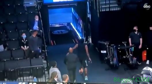 被驱逐后 欧文将球衣脱下送给了球迷