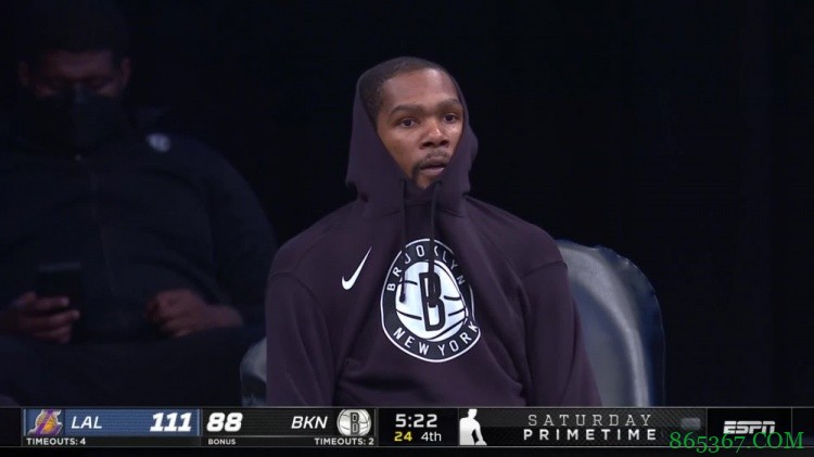 湖人第四节开局一波流打花 镜头给到杜兰特表情耐人寻味