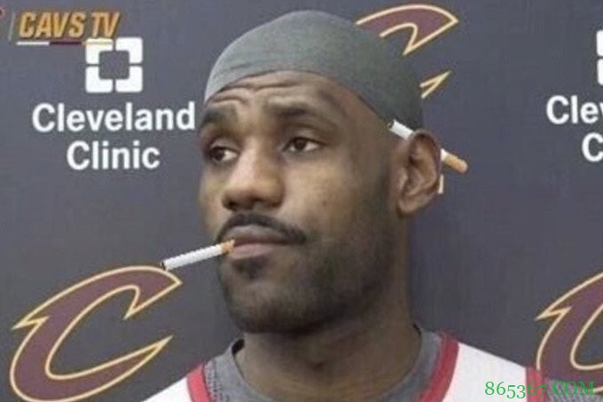 湖人25分大胜篮网 赛后库兹马发推晒老詹“大哥恰烟”趣图