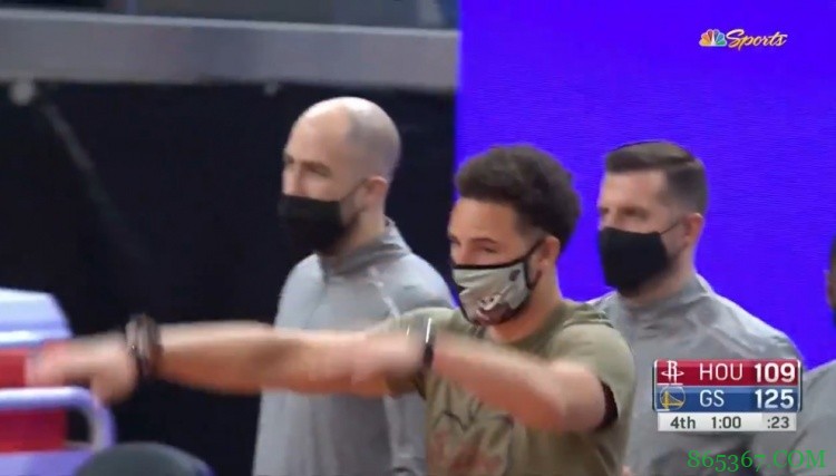 大旗摇起来!库里迎着两人命中空心超远三分 克莱场边膜拜