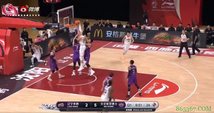 震撼!郭艾伦突破上篮打铁 韩德君隔着俞长栋完成霸气补扣