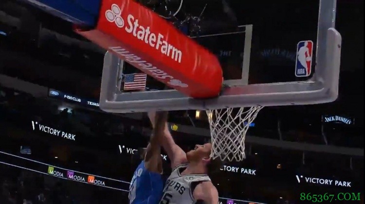 震撼一击!芬尼-史密斯过掉怀特杀入禁区隔扣珀尔特尔