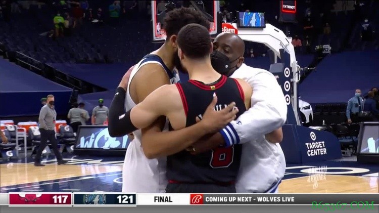 兄弟情深！拉文赛后和唐斯以及唐斯父亲深情拥抱致意