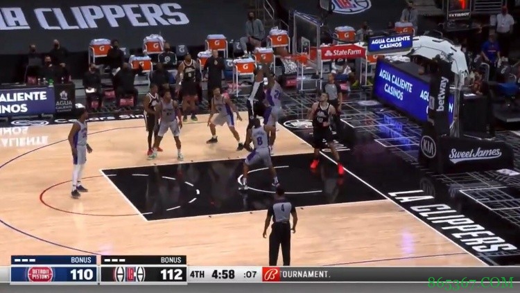 这球给几分？乔治过掉艾灵顿冲篮下 单手暴力隔扣斯图尔特