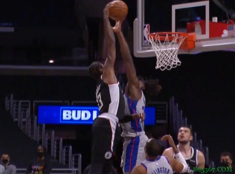 这球给几分？乔治过掉艾灵顿冲篮下 单手暴力隔扣斯图尔特