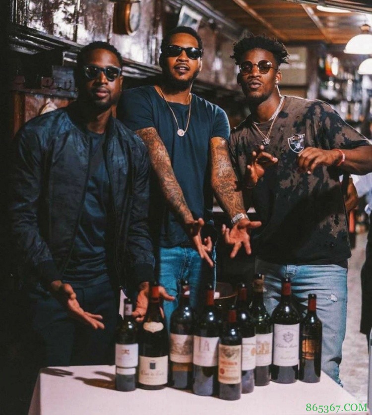 谁更有范？安东尼晒自己与韦德&巴特勒共品红酒的照片