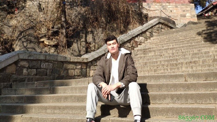 同曦发文介绍焦恩格尔:17岁放羊 18岁开始打球 25岁打上了CBA