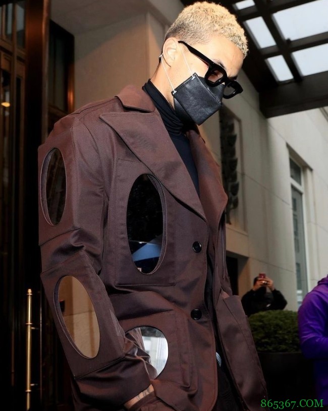 时尚达人！美媒晒出库兹马“镜子”外套穿搭照