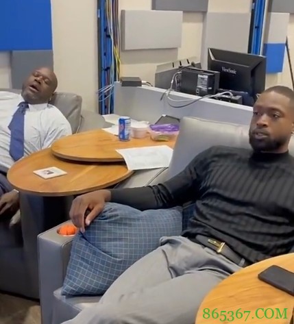 ?鲨鱼睡觉大嘴微张 韦德随即拿奥尼尔嘴巴当篮筐练习投篮