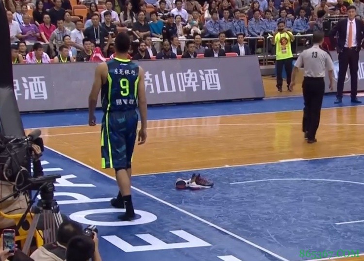 CBA名场面-让郭艾伦缺阵&阿联大韩抓狂的“特穿”特权将成历史？