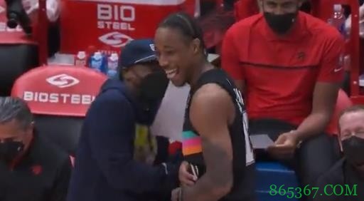 基友再聚首!德罗赞&洛瑞场边热聊