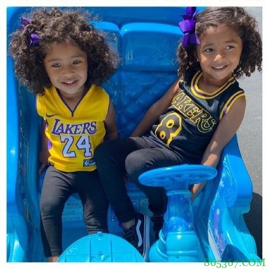 ??瓦妮莎晒三女儿&小女儿身穿科比8号&24号球衣照