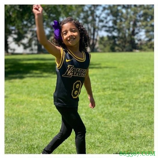 ??瓦妮莎晒三女儿&小女儿身穿科比8号&24号球衣照