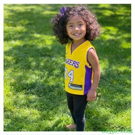 ??瓦妮莎晒三女儿&小女儿身穿科比8号&24号球衣照