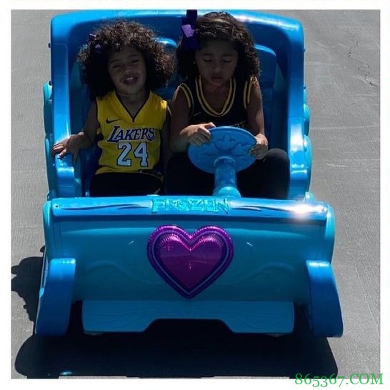 ??瓦妮莎晒三女儿&小女儿身穿科比8号&24号球衣照