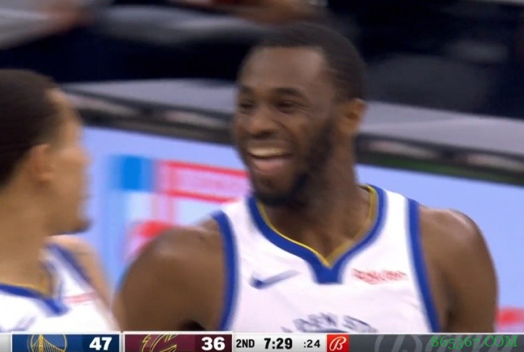 温暖纯真啊!维金斯带领二阵容反超两位数 暂停时开怀大笑