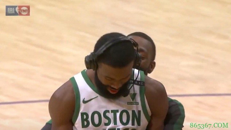 40分9板！杰伦接受采访时被沃克身后抱住 TT过来搞怪庆祝