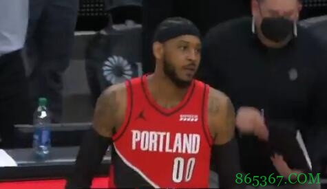 太过丝滑!安东尼大幅变向晃开米尔斯 随后压哨跳投命中