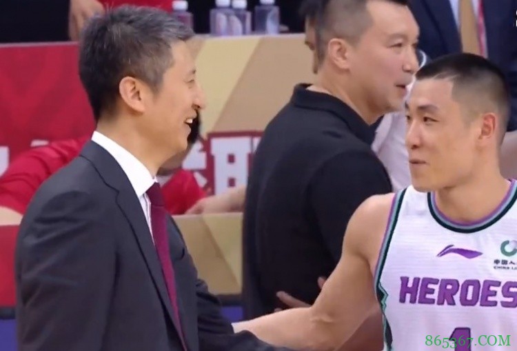 央视解说口误“叔侄分不清楚”：高诗岩和郭艾伦指导打了个招呼