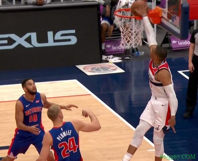 写作威少读作横！威少空接单手强势劈扣