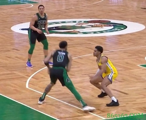 勇士VS绿军述评：伟大球员！史蒂芬-库里超越胜负的震撼表演