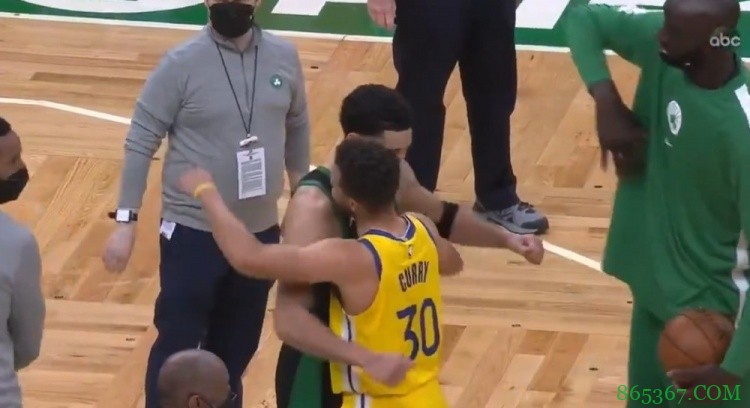 塔图姆：库里是历史最佳之一 对斯玛特的关键三分并不惊讶