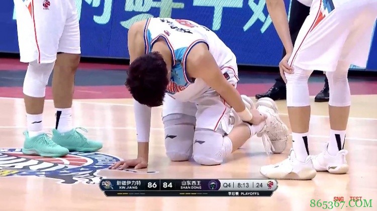 希望无碍!周琦捂着跟腱位置倒地 随后重返赛场