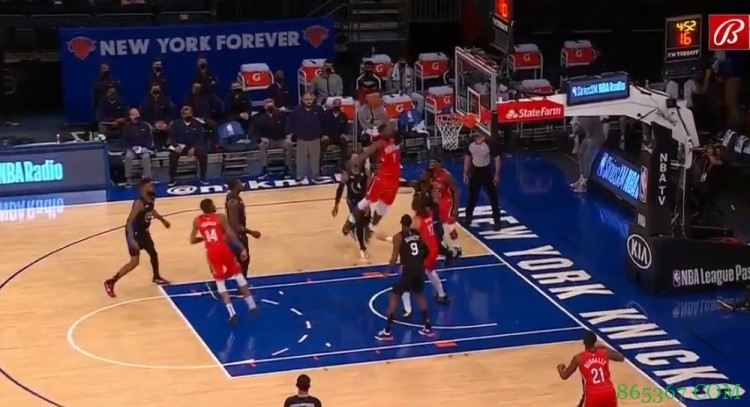 你也能钻人缝？锡安灵巧穿过双人防守单臂舒展暴力劈扣