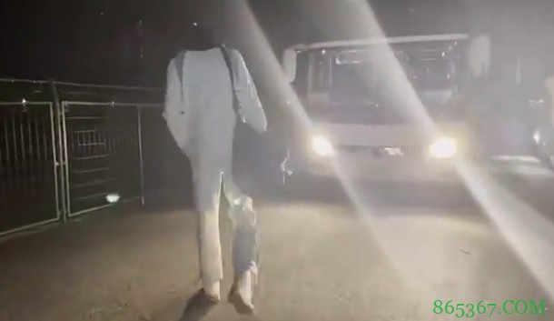 ?背影落寞 赛后周琦左脚缠着厚厚的绷带&一瘸一拐走上大巴