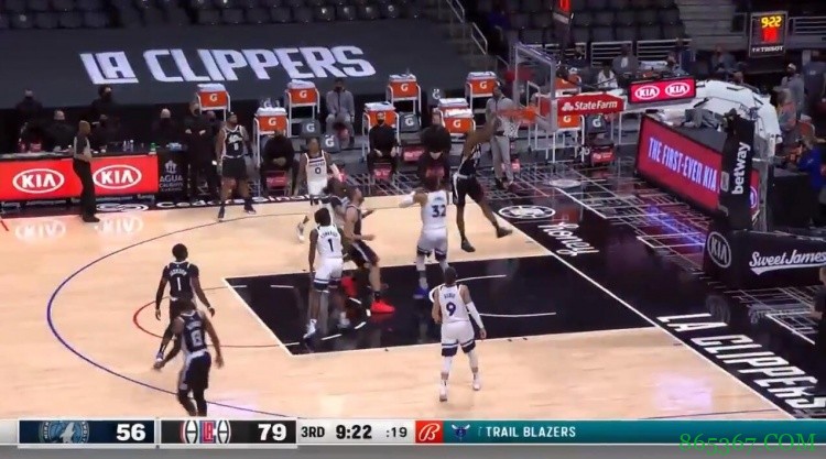 拉塞尔运球失误被抄截 雷吉助攻小卡双手炸扣