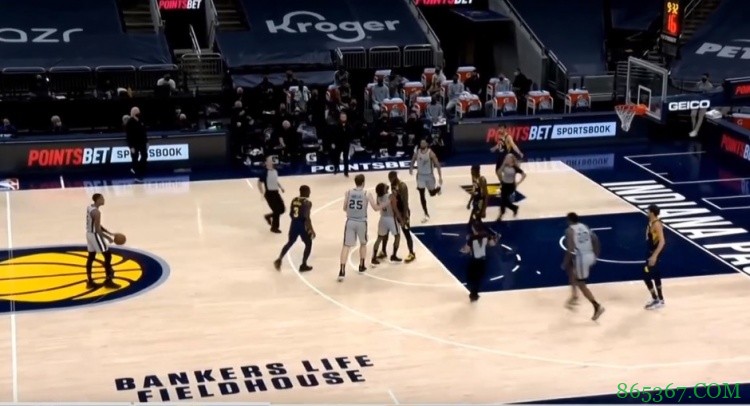 米尔斯和桑普森发生冲突 后者二级恶意犯规被直接驱逐