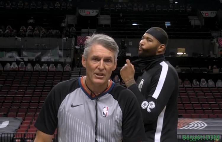 ?快船教练挑战失败 考辛斯扮鬼脸实力抢镜