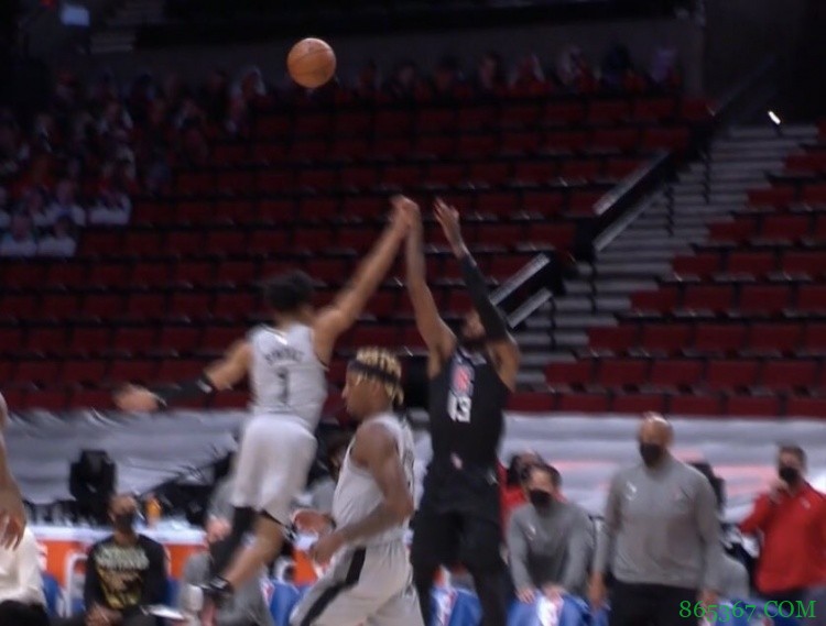 大型双标现场？看来乔治说快船得不到哨是真的？