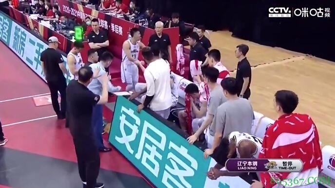 末节暂停时 杨鸣训郭艾伦:你怎么跟小孩似的