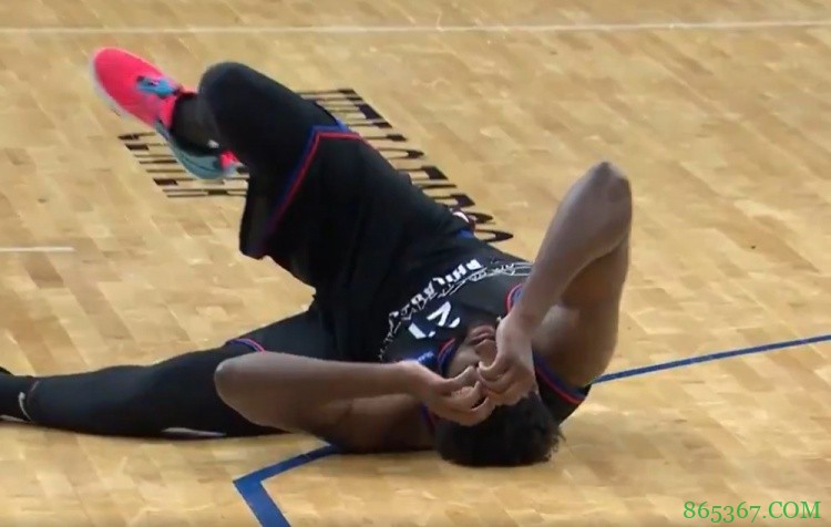 0.8秒贯穿全场三分弹筐而出！恩比德憾失世纪绝平&倒地掩面