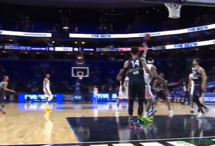 0.8秒贯穿全场三分弹筐而出！恩比德憾失世纪绝平&倒地掩面