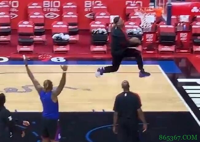 队内PK!雷琼-塔克空中转体360抡臂暴扣 霍华德欢呼