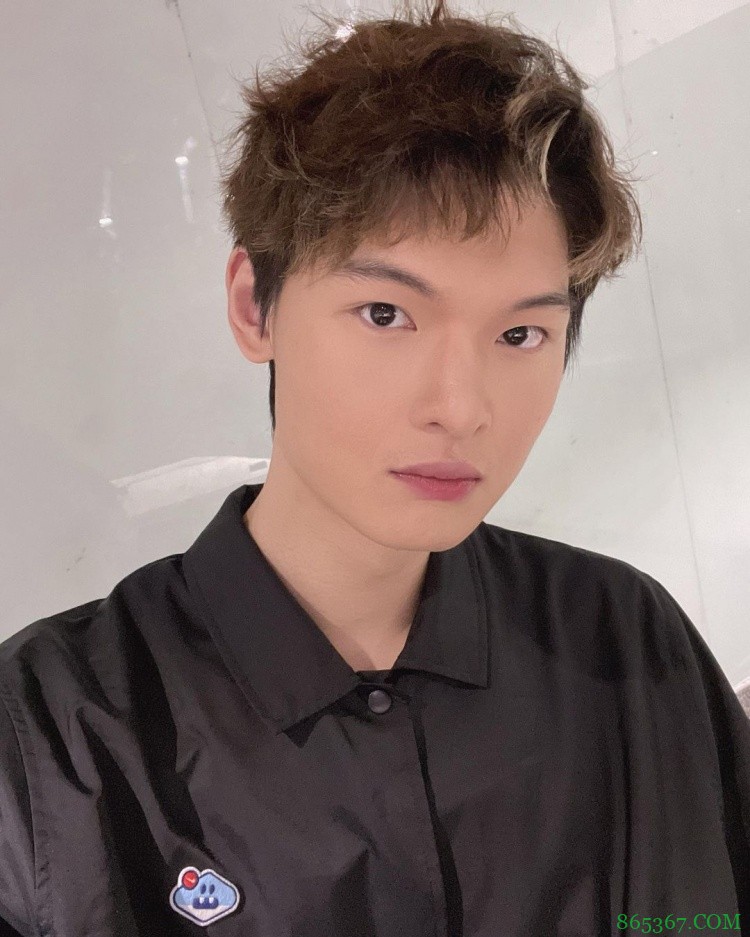 王哲林自拍晒新发型 近日携手阿联、可兰做客“吃鸡”职业联赛