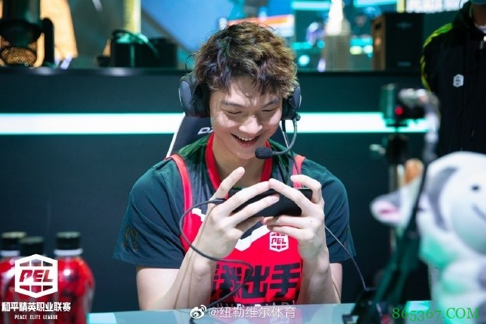 王哲林自拍晒新发型 近日携手阿联、可兰做客“吃鸡”职业联赛