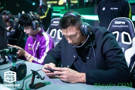 王哲林自拍晒新发型 近日携手阿联、可兰做客“吃鸡”职业联赛