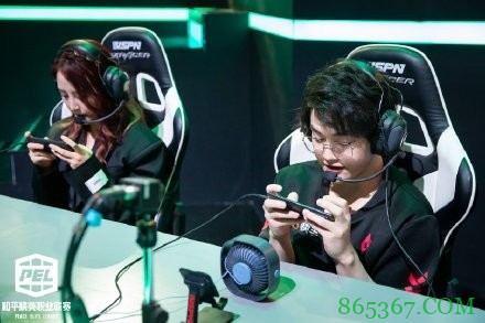 王哲林自拍晒新发型 近日携手阿联、可兰做客“吃鸡”职业联赛