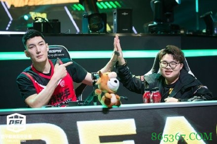 王哲林自拍晒新发型 近日携手阿联、可兰做客“吃鸡”职业联赛