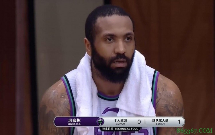 8投1中的吉伦沃特被换下怒踢场边椅子 被吹技术犯规